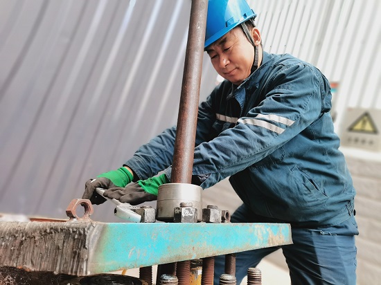 蔚州汽機(jī)班長(zhǎng)李金良正在檢測(cè)新工具的可操作性 - 副本.jpg