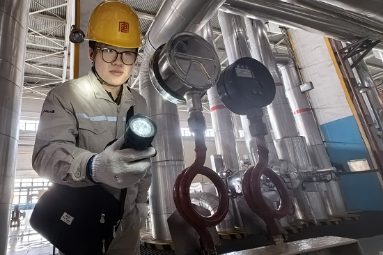 周靖搏正在檢查廠用氣系統管道壓力 - 副本.jpg