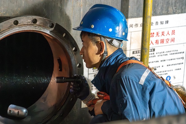 1718174203291078607.jpg 檢修團隊在凝汽器人孔門處監護內部銅管查漏作業.jpg