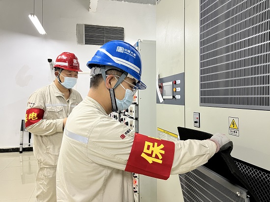 1664161181385091140.jpg 圖1:檢修人員認真檢查設備運行狀況.jpg