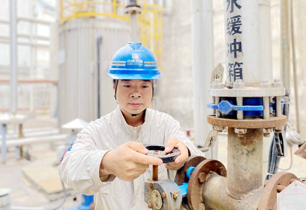 1685684333447001472.jpg 1.齊國強(qiáng)潛心鉆研檢修技術(shù)(韓城第二發(fā)電公司高浩天攝).jpg